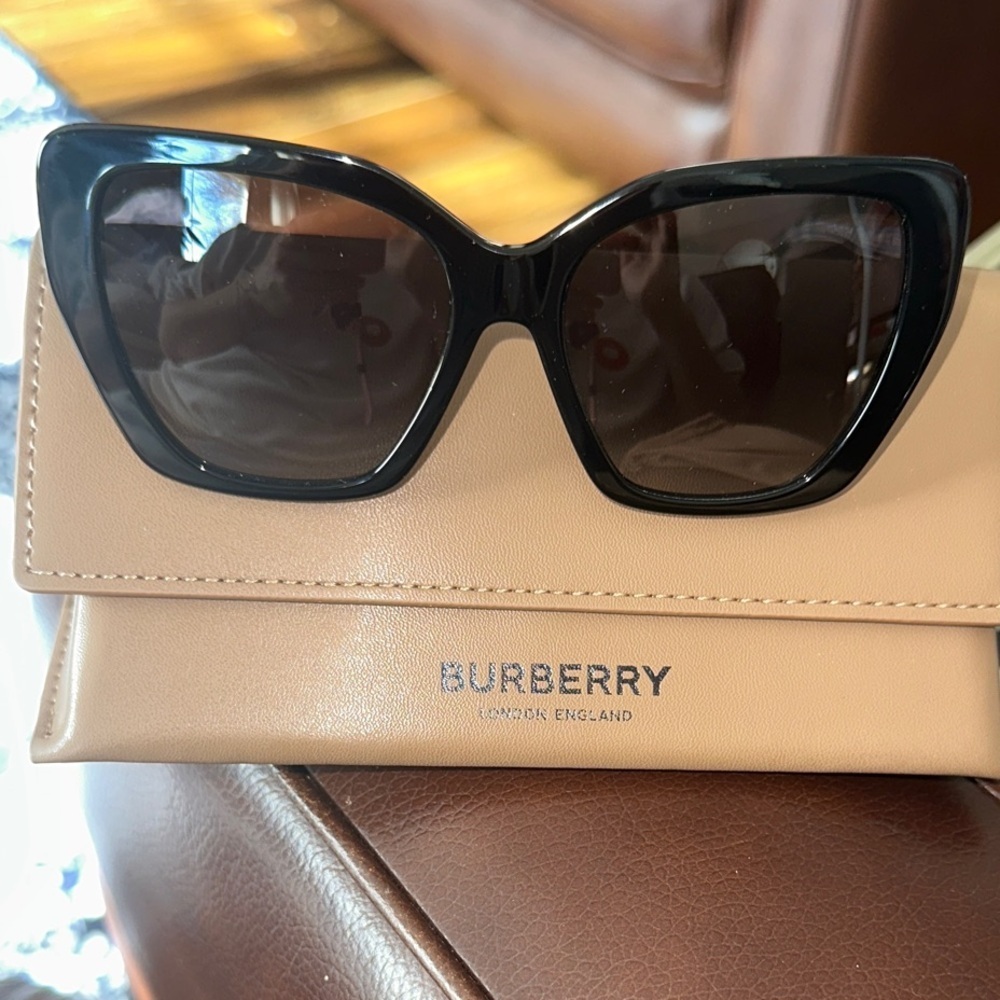 Burberry Black Sunglasses B 4366 - Picture 3 of 7